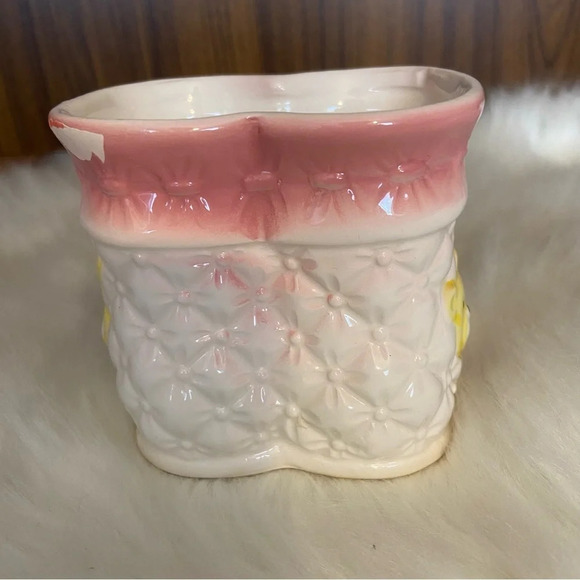 🛍️3/$30‎ Vintage pink & white  ceramic baby booties planter - Picture 3 of 10